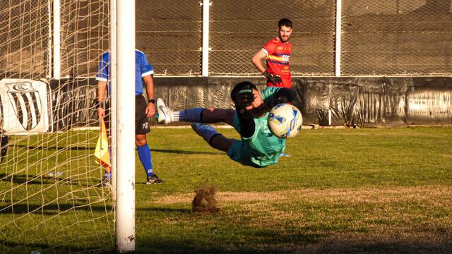 El puntaltense Valentino Torres fue clave para que Liniers llegue a la final de los playoff de la Liga del Sur.