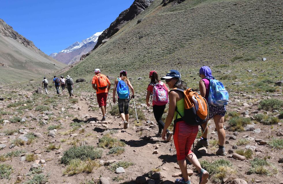 Caminar a cambio de un plato de comida: la propuesta de jóvenes mendocinos para ayudar a familias vulnerables