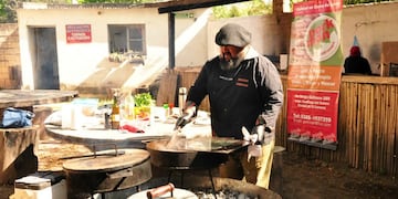 David Pilinco, organizador del concurso en Villa Jardín de Reyes, preparando comida al disco en la presentación del evento.