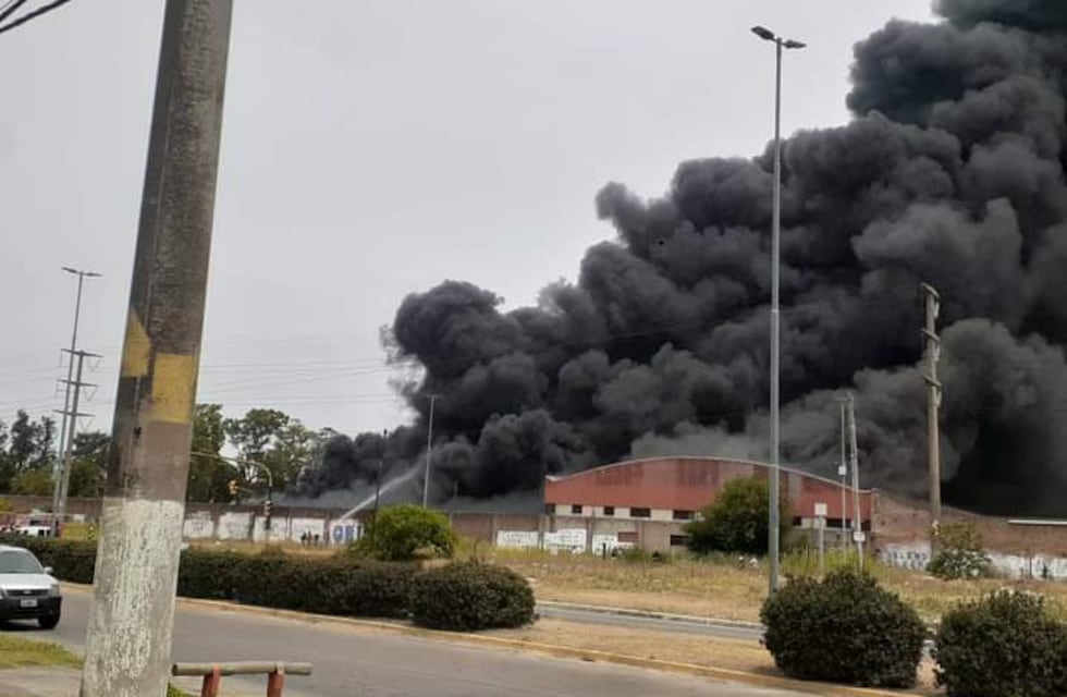 Se incendió una exterminal de colectivos en Berazategui: el fuego ya afecta a una papelera lindera