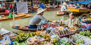La joven cordobesa fue a un mercado de Tailandia, donde comió un particular insecto. (Interturis)