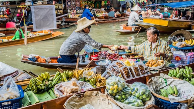 La joven cordobesa fue a un mercado de Tailandia, donde comió un particular insecto. (Interturis)