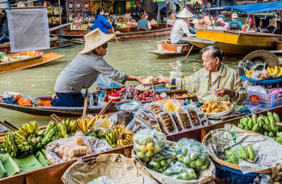 Entre pinzas: cordobesa comió un particular insecto en Tailandia y su reacción es furor