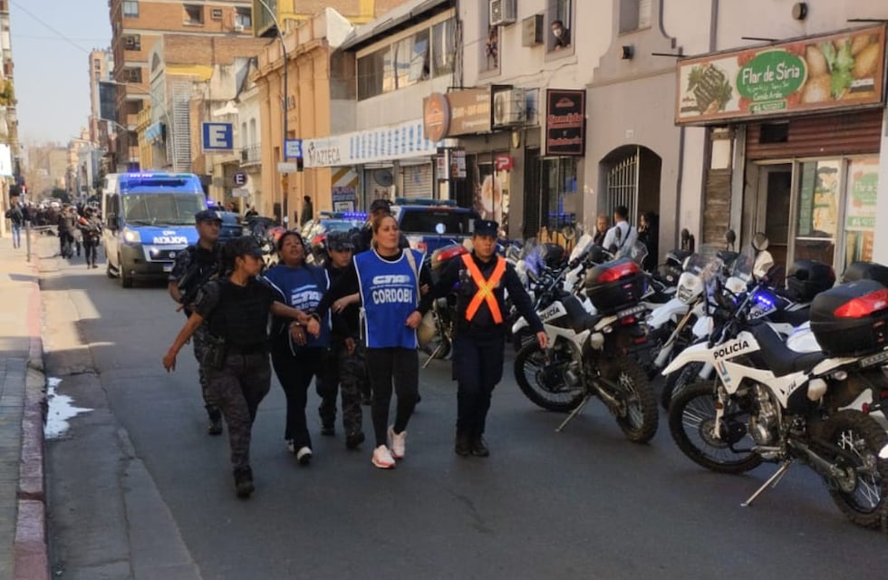 Escándalo en la protesta de ATE en Córdoba: personas detenidas, heridas y un policía lesionado