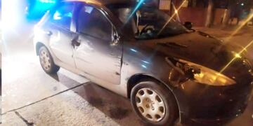 El auto que embistió al control policial quedó con daños en su trompa y el costado derecho. (Captura video)