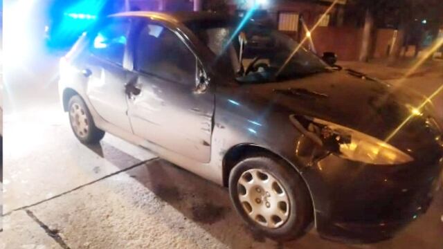 El auto que embistió al control policial quedó con daños en su trompa y el costado derecho. (Captura video)
