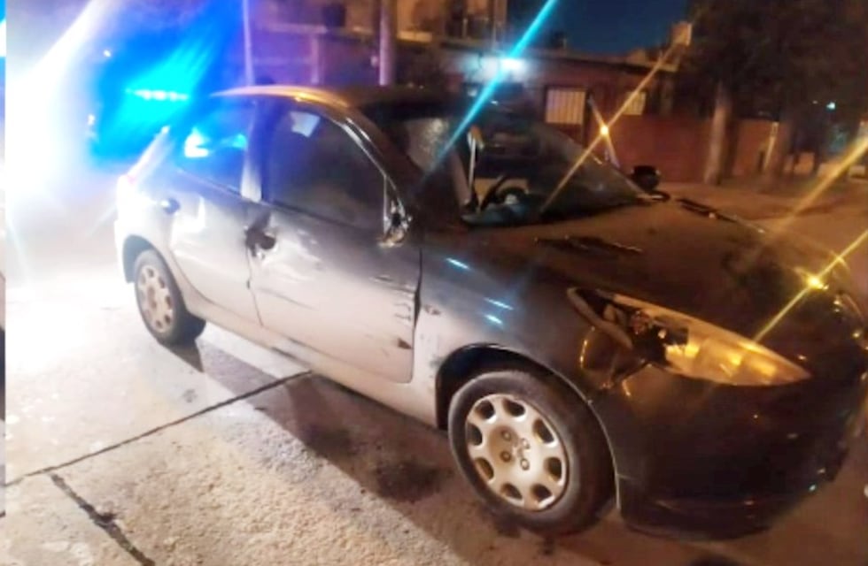 Insólito video: chocó un auto de la policía, casi le arranca la puerta e intentó escapar