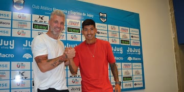 El manager deportivo de Gimnasia y Esgrima de Jujuy, Julio Chiarini, felicita a Diego López, que acaba de renovar su vínculo con el club.