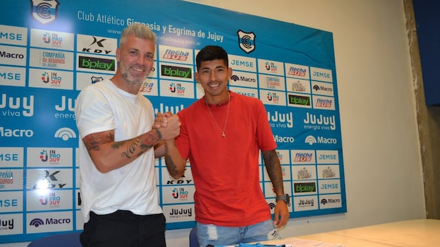 El manager deportivo de Gimnasia y Esgrima de Jujuy, Julio Chiarini, felicita a Diego López, que acaba de renovar su vínculo con el club.