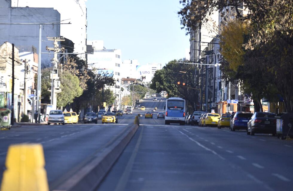 Tragedia en Córdoba: un adolescente hacía malabares, fue arrollado por un auto y murió