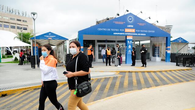 Viajó a Miami a vacunarse, voló con fiebre y quedó detenido por ocultar PCR positivo
Foto Clarin