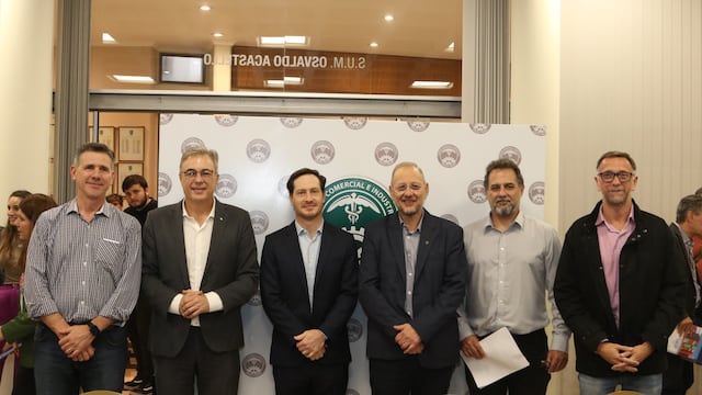 Funcionarios municipales, provinciales y empresarios de Rafaela Alimentos, tras la firma del convenio