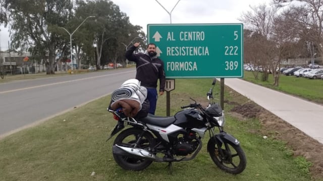 Nicolás Ontiveros, el platense que viajó en moto hasta Chaco para alentar a Gimnasia.