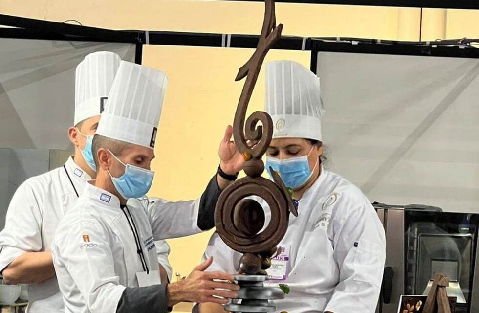 Hizo una escultura en chocolate que despertó admiración pero un segundo antes de exponerla se vino abajo