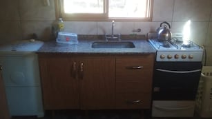 La imagen de la Virgen en una hornalla apagada.