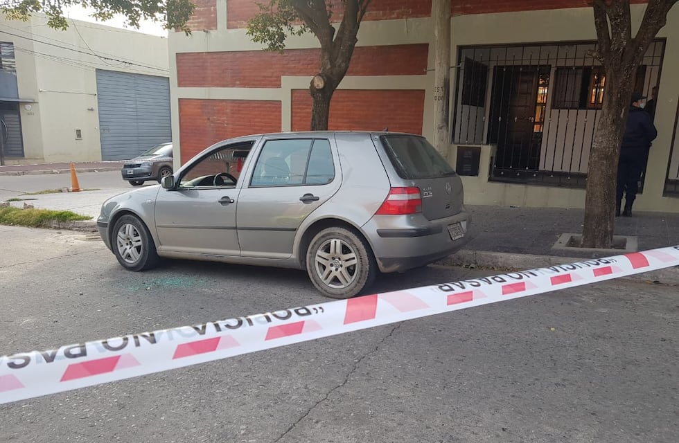 En medio del Talleres - Vélez: balearon la casa y el auto del líder de La Fiel