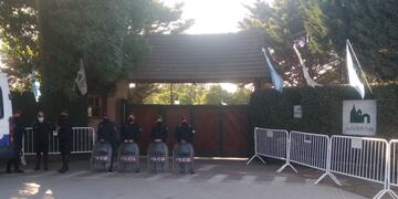 Custodia policial frente al cementerio Jardín Bella Vista donde descansa Maradona. Twitter/@julianamado