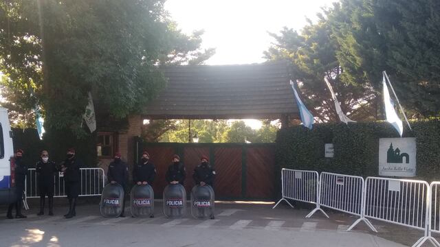 Custodia policial frente al cementerio Jardín Bella Vista donde descansa Maradona. Twitter/@julianamado
