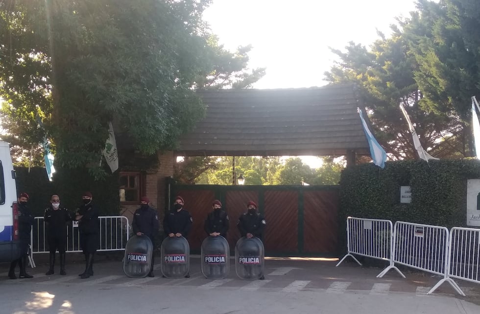 Fuerte custodia policial en el cementerio donde descansan los restos de Diego Maradona