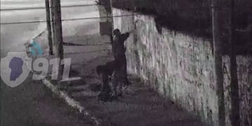 Los jóvenes fueron captados por las cámaras y rápidamente llegó un patrullero para detenerlos.