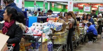 Un mayorista mendocino colocó una restricción para los chilenos que vienen a comprar: cuál es la medida que aplicó