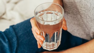 Beber más no siempre es mejor: la ciencia lo explica.