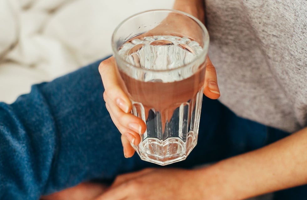 Ni un litro ni 8 vasos: cuánta agua debo tomar al día para que sea saludable