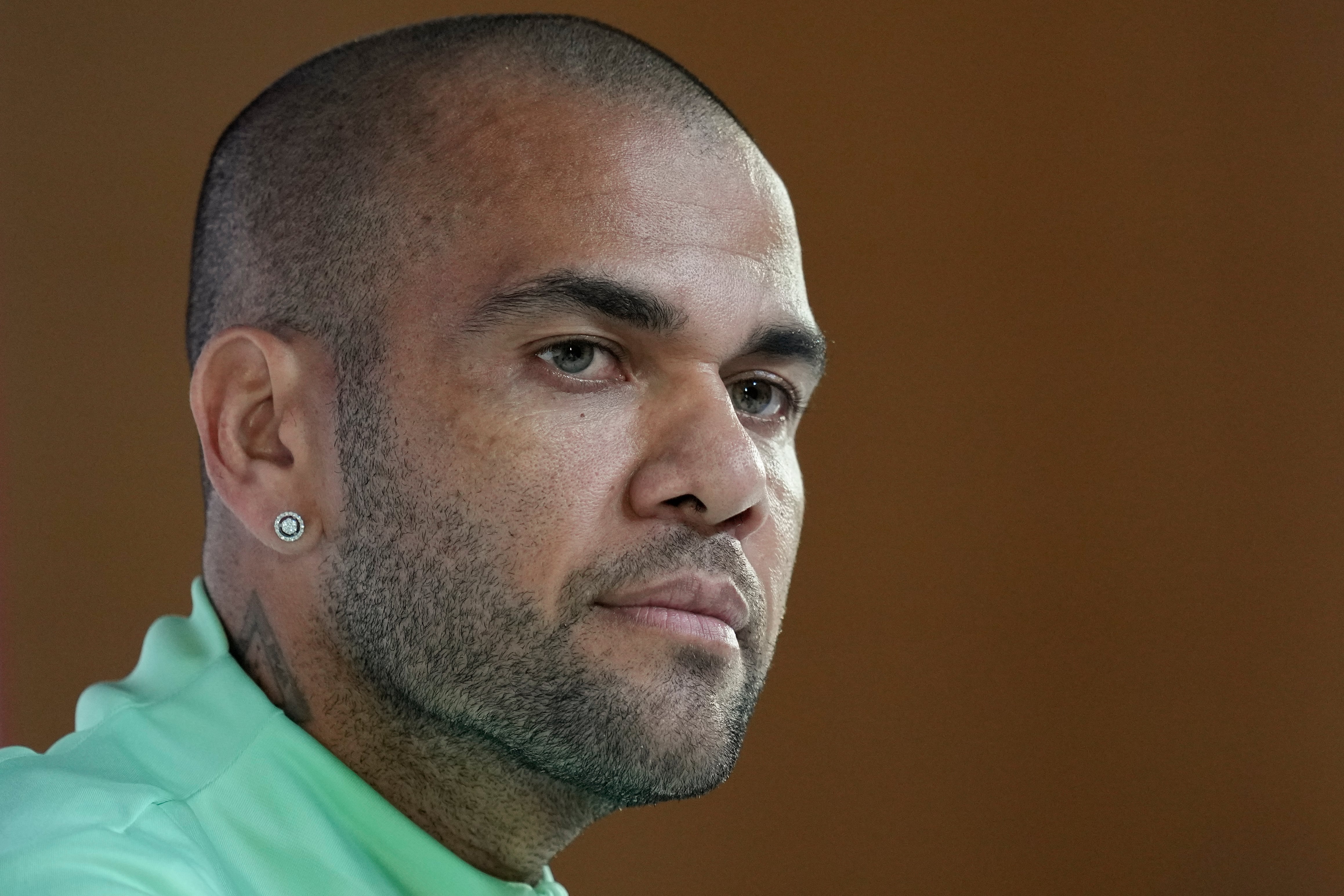 ARCHIVO - En esta foto del 1 de diciembre de 2022, Dani Alves escucha preguntas durante la conferencia de prensa previa al encuentro de Brasil ante Camerún en el Mundial de Qatar. (AP Foto/Andre Penner, Archivo)