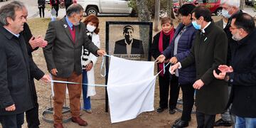 Emotivo momento en que funcionarios provinciales y municipales, junto a familiares, descubren el retrato de José Luis Sánchez, en el espacio verde que ahora lleva su nombre.