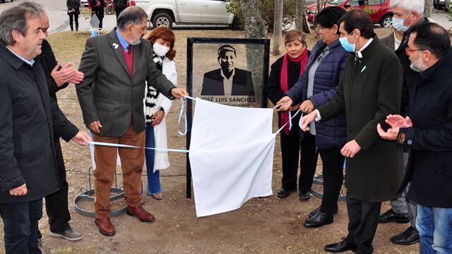 Emotivo momento en que funcionarios provinciales y municipales, junto a familiares, descubren el retrato de José Luis Sánchez, en el espacio verde que ahora lleva su nombre.