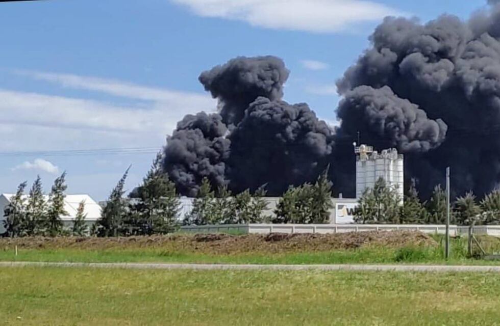 El enorme incendio en una fábrica de solventes y plásticos dejó como saldo un herido