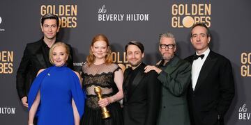 El equipo de "Succession", la serie ganadora más festejada en los Globos de Oro 2024 (AP)