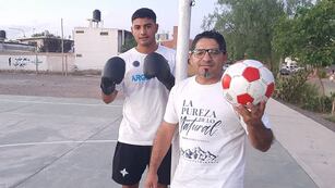 Nicolás Chacón, apasionado del boxeo pero que eligió el fútbol como deporte, junto a su padre, Pablo, una leyenda en el deporte de los guantes.