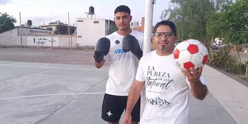 Nicolás Chacón, apasionado del boxeo pero que eligió el fútbol como deporte, junto a su padre, Pablo, una leyenda en el deporte de los guantes.