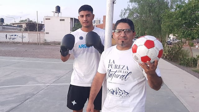 Nicolás Chacón, apasionado del boxeo pero que eligió el fútbol como deporte, junto a su padre, Pablo, una leyenda en el deporte de los guantes.