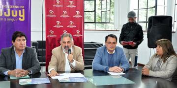 Hugo Flores, Raúl Jorge, Lisandro Aguiar y María Galán encabezaron el anuncio de la llegada de Los Pumpas XV a San Salvador de Jujuy este viernes.