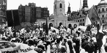 MÁS ALLÁ DEL ALMANAQUE. El 40º aniversario de la recuperación de la democracia también marcó la intensa agenda política de este año, como punto de anclaje para reflexionar sobre la calidad del sistema. (Archivo General de la Nación)