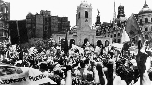 MÁS ALLÁ DEL ALMANAQUE. El 40º aniversario de la recuperación de la democracia también marcó la intensa agenda política de este año, como punto de anclaje para reflexionar sobre la calidad del sistema. (Archivo General de la Nación)