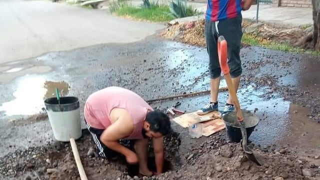 Carlos Bogado llamó a su hijo plomero para arreglar la pérdida de Aysam en calle Las Heras en Cuadro Nacional.