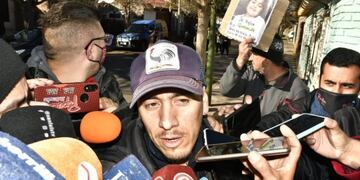 El padre de Guadalupe, Eric Lucero, habla a la prensa tras reunirse con el juez Penal 2, Ariel Parrillis.