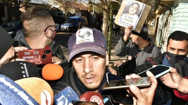El padre de Guadalupe, Eric Lucero, habla a la prensa.