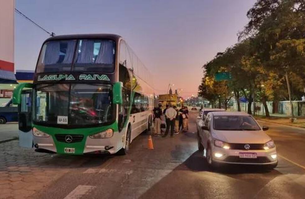 Santa Fe: balearon un colectivo que trasladaba agentes a la cárcel de Piñero