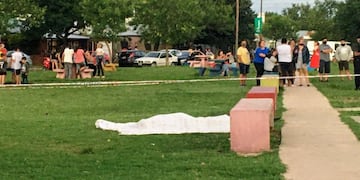 La víctima fue acribillada en una plaza ubicada sobre Lista al 3300. (Juan José García)