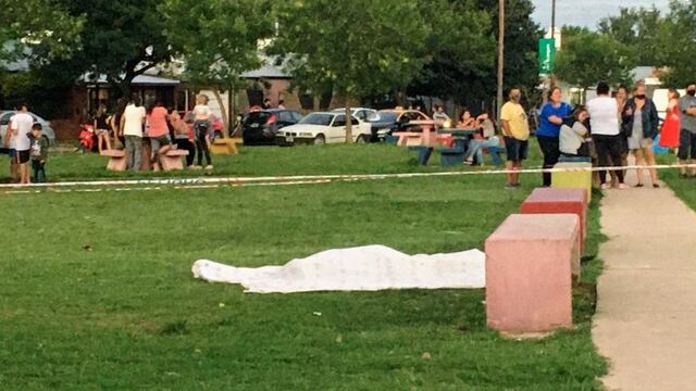 La víctima fue acribillada en una plaza ubicada sobre Lista al 3300. (Juan José García)