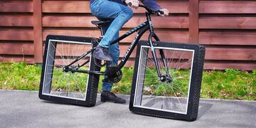El ingeniero ucraniano, Sergii Gordieiev, es el creador de la nueva bicicleta con ruedas cuadradas.