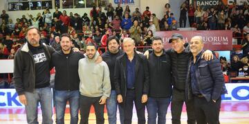 Leyendas del básquet argentina en el parqué de la cancha de Instituto en el entretiempo de la final con Quimsa (Javier Ferreyra / La Voz).