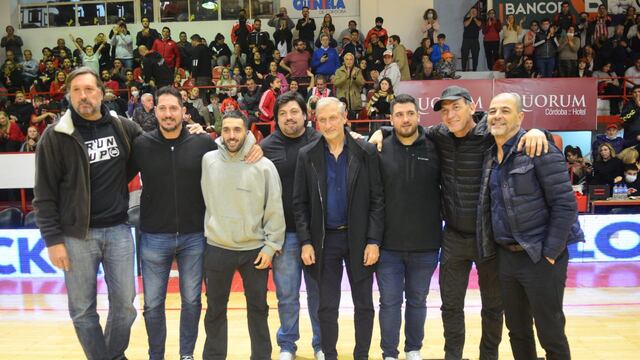 Leyendas del básquet argentina en el parqué de la cancha de Instituto en el entretiempo de la final con Quimsa (Javier Ferreyra / La Voz).