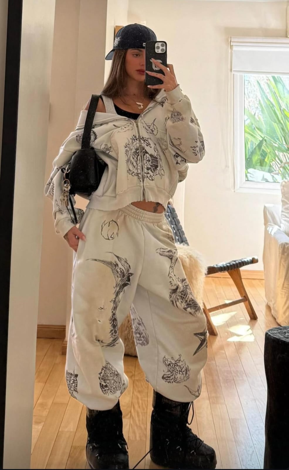 Tini Stoessel lució un look urbano en blanco y negro y marcó tendencia con los borcegos estrellas de la temporada
