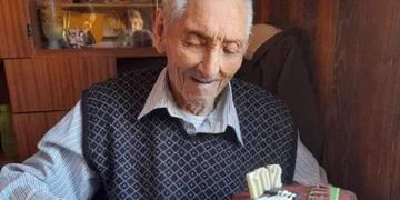 Don Miguel Moyano, uno de los ciudadanos más longevos de San Carlos, junto a su torta de celebración de su 102 cumpleaños.