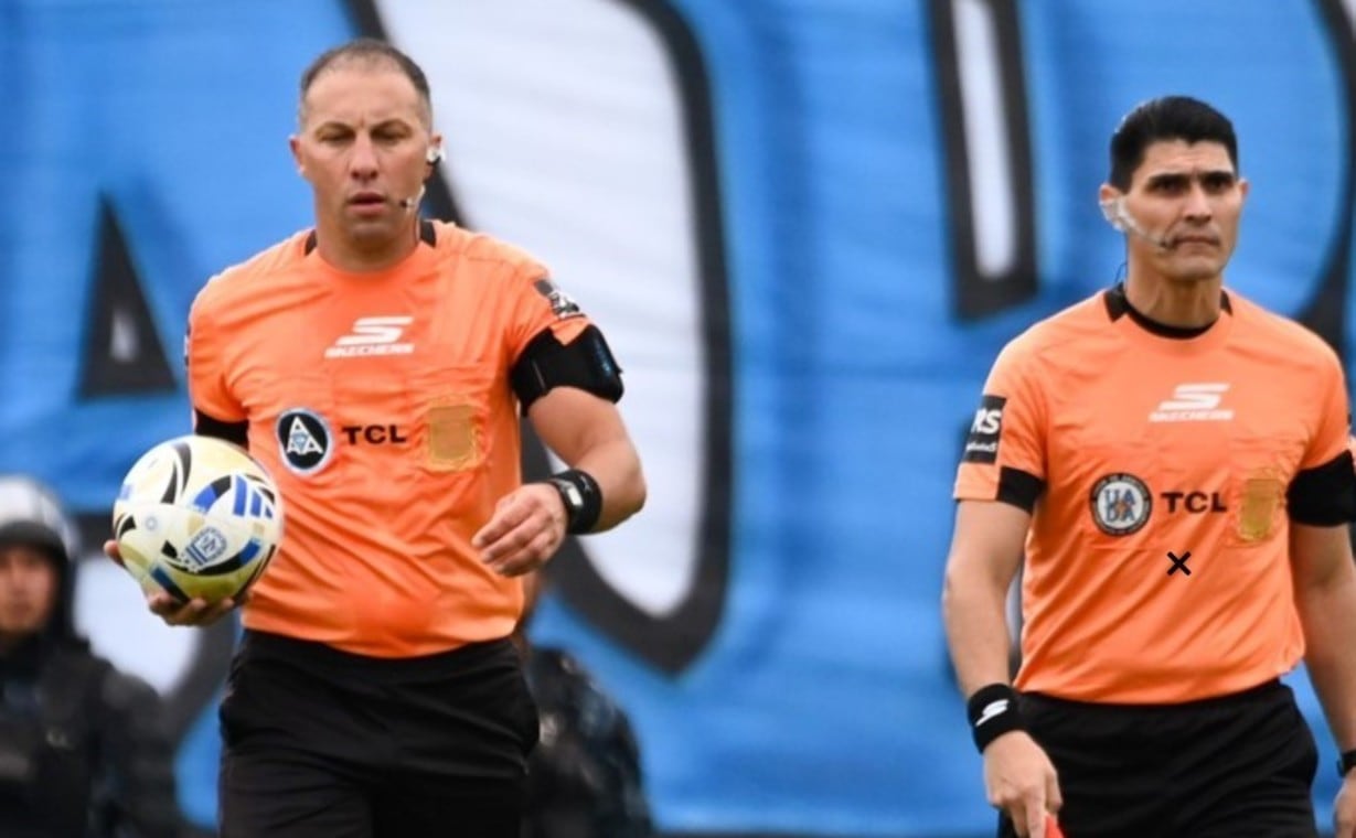 La terna arbitral del domingo 19 de octubre se retiró con custodia policial luego de que el árbitro Comesaña (izq.) denunciara amenazas en el vestuario, hecho que derivó en la polémica sanción contra el club jujeño.